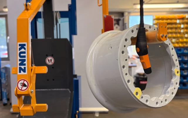 KUNZ WheelLift C-Hooks and ergonomic working height | Aircraft Wheel Assembly / Disassembly